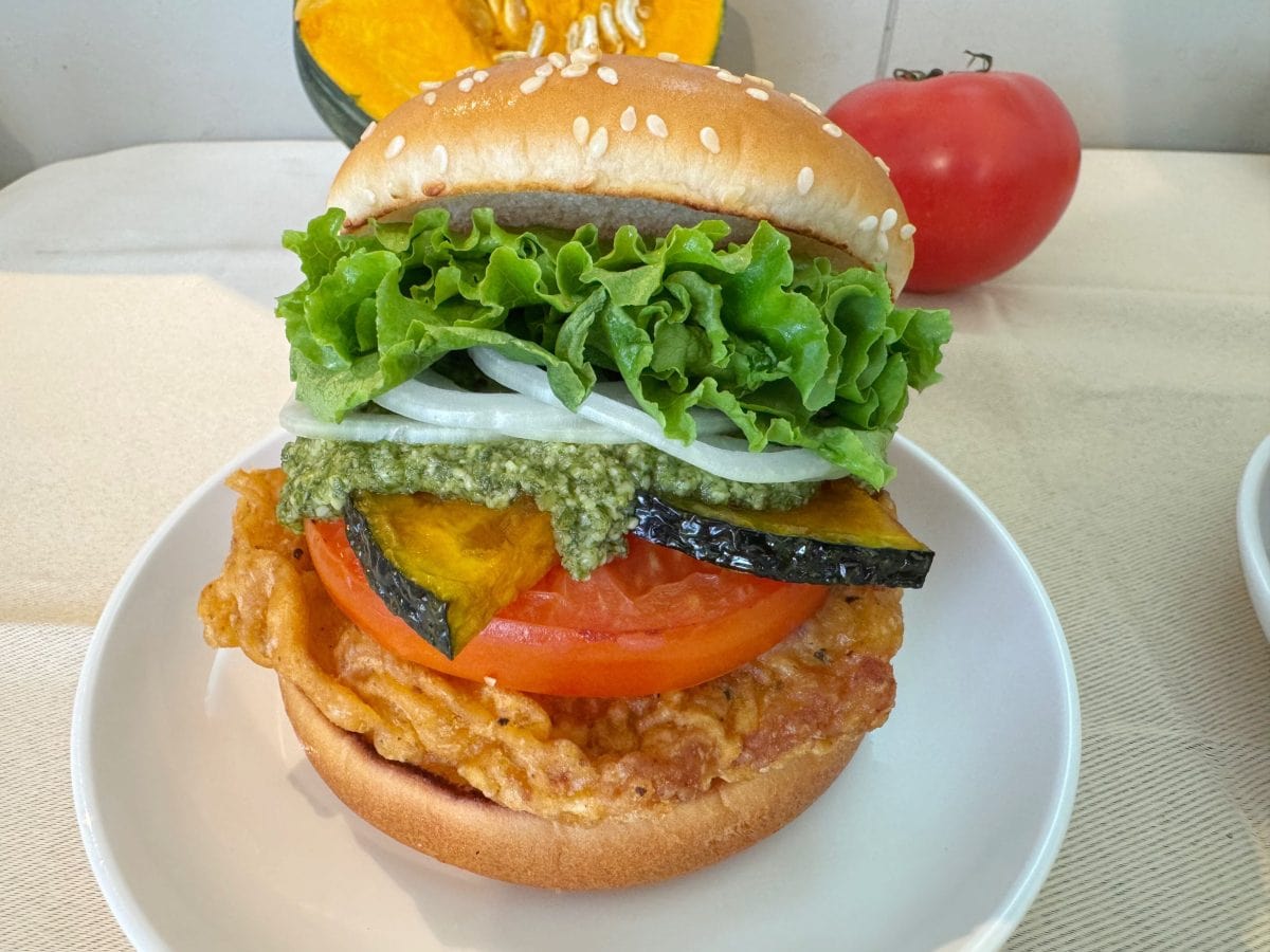 国産夏野菜のバジルチキンバーガー