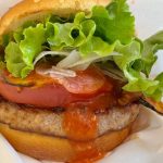 国産の夏野菜をたっぷりとはさんだ、食べ応え抜群のバーガー