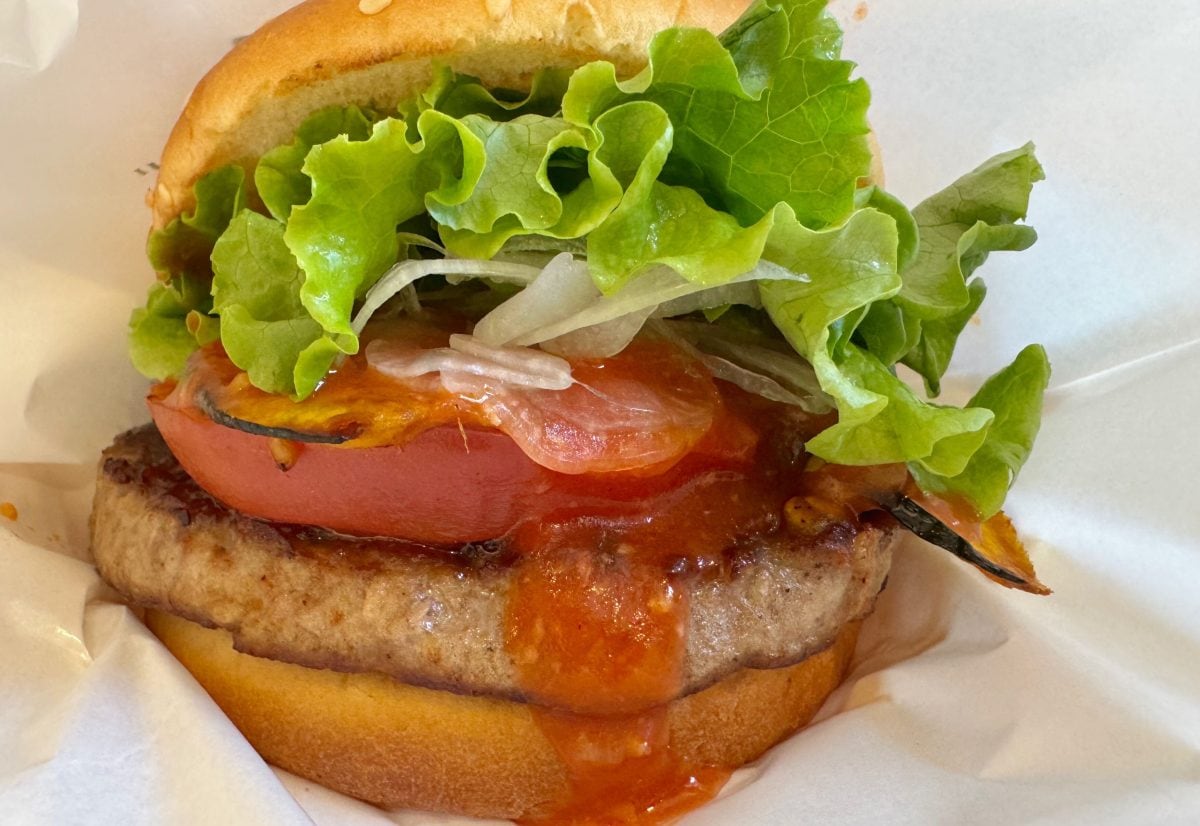 国産の夏野菜をたっぷりとはさんだ、食べ応え抜群のバーガー