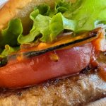じゅわっとあふれるパティの肉汁とフレッシュな野菜が調和して、ひとくちごとの充実感はあるのに後味はさっぱりとした最高のバランスに