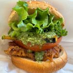 生の鶏モモ肉を店内で揚げたクリスピーチキンに爽やかバジルソースをあわせた「国産夏野菜のバジルチキンバーガー」
