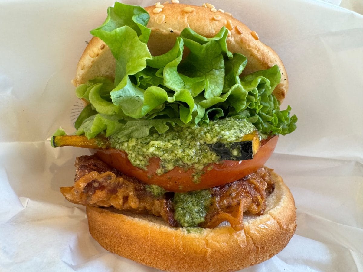 「フレッシュネスバーガーのこれ話題」ジューシーでフレッシュな“夏の贅沢バーガー”をグルメライターが正直レビュー
