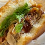 “チポトレソース”を追いスパイスとしてかければ、刺激的な辛みとスモーキーな風味が重なって、あとひく旨さに！
