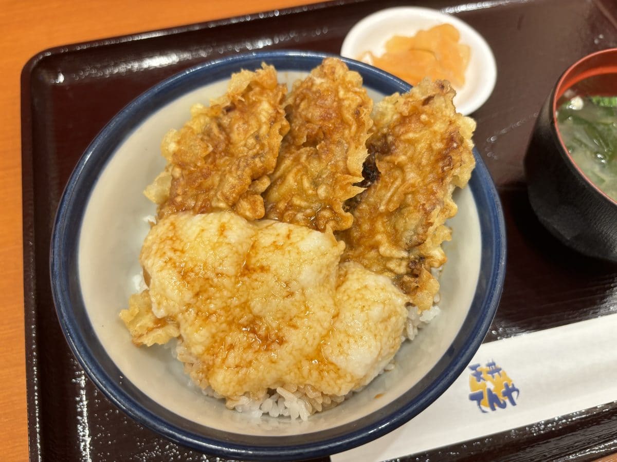香ばしさが特徴の「うなぎ蒲焼きの天ぷら」と、さっぱりとした味わいの「北海道十勝産とろろ」がのっている