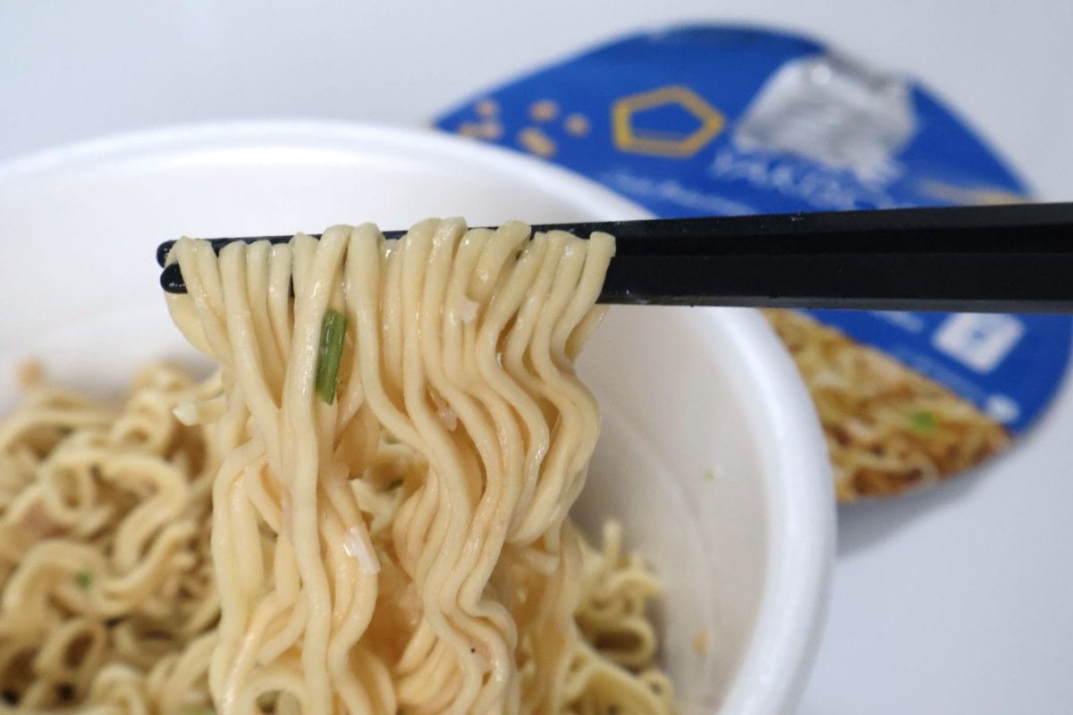 ベースフード　塩焼きそばは粉末ソースを混ぜるのが難しい