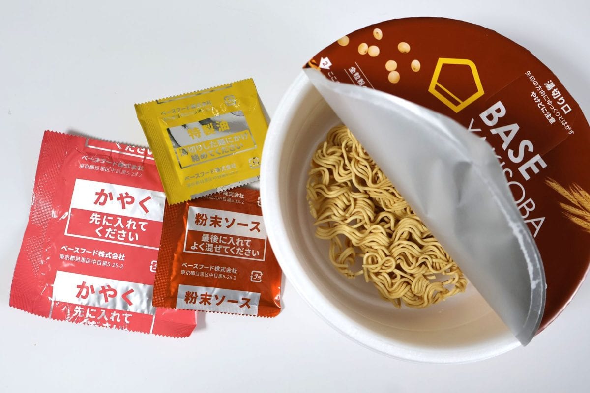 かやく、特製油、粉末ソースが入っている