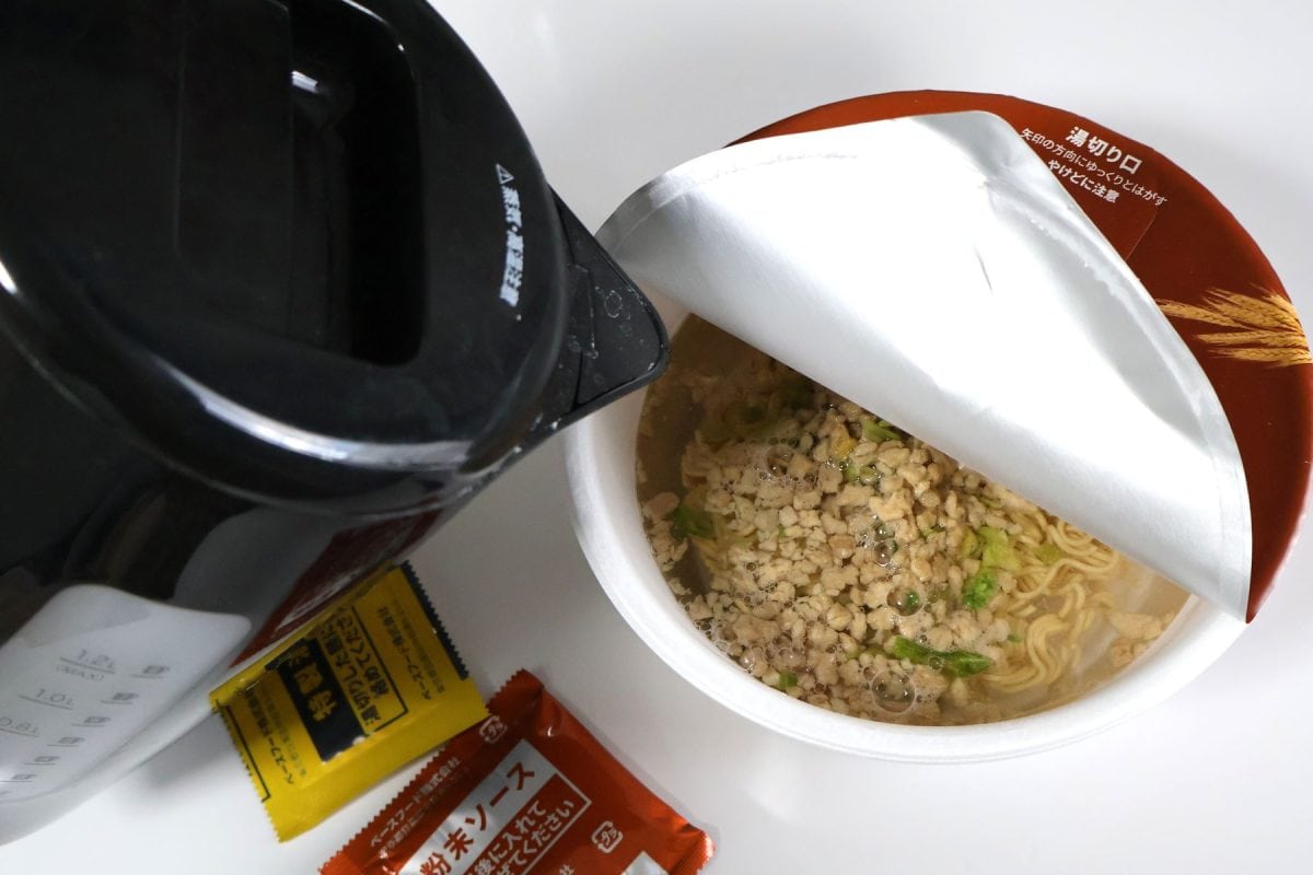 熱湯を注いで4分待つ