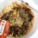 粉末ソースをかける