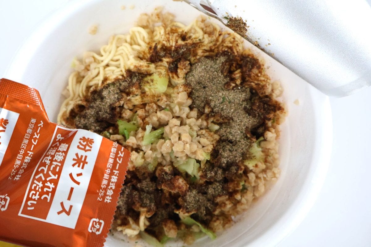 粉末ソースをかける