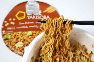 「“まずい!?”と話題のカップ麺」完全栄養食って嬉しい！けど…“BASE FOODのカップ焼きそば”は本当に美味しくないのか？実際に3種類食べてみた