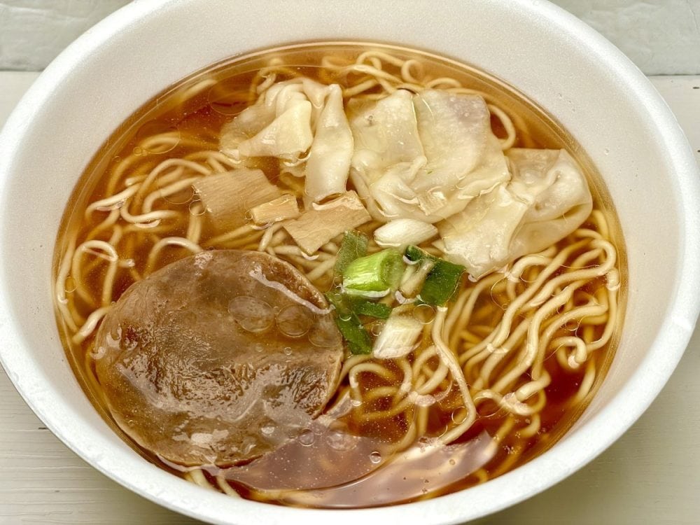 セブンイレブン セブンプレミアムゴールド 飯田商店 わんたん入りしょうゆらぁ麺／スープの表面に浮かぶ油分はちょっと多めに見えますが、これが後々良い仕事をする仕掛けとなっています
