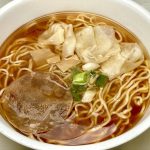 セブンイレブン セブンプレミアムゴールド 飯田商店 わんたん入りしょうゆらぁ麺／スープの表面に浮かぶ油分はちょっと多めに見えますが、これが後々良い仕事をする仕掛けとなっています