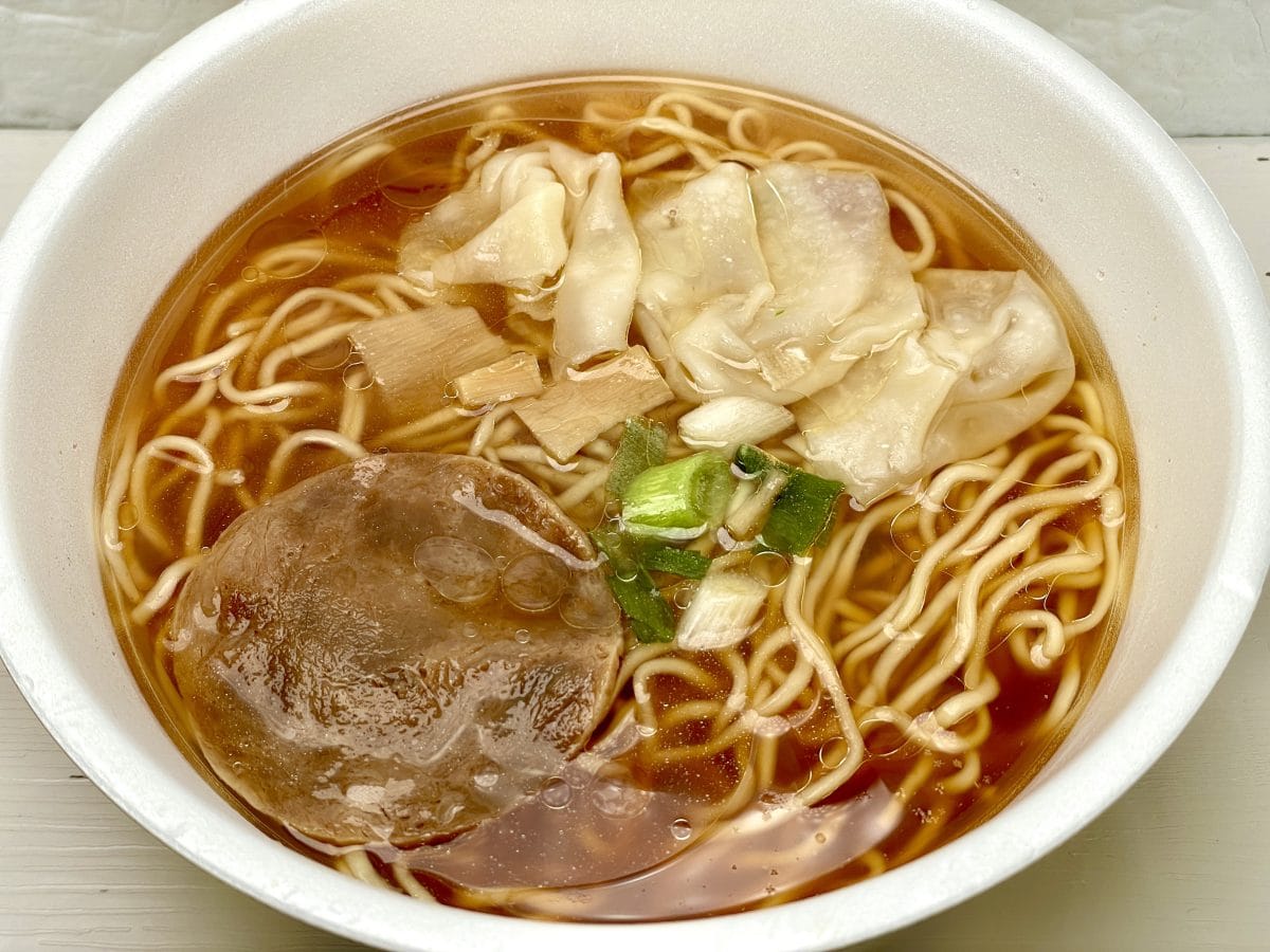 セブンイレブン
セブンプレミアムゴールド 飯田商店 わんたん入りしょうゆらぁ麺／スープの表面に浮かぶ油分はちょっと多めに見えますが、これが後々良い仕事をする仕掛けとなっています