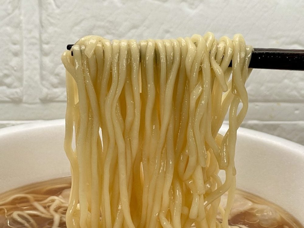 セブンイレブン セブンプレミアムゴールド 飯田商店 わんたん入りしょうゆらぁ麺／東洋水産によるオリジナル特許製法のノンフライ生麺食感の麺に度肝を抜かれます。麺のツヤとコシが一段違う食感
