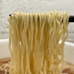 セブンイレブン セブンプレミアムゴールド 飯田商店 わんたん入りしょうゆらぁ麺／東洋水産によるオリジナル特許製法のノンフライ生麺食感の麺に度肝を抜かれます。麺のツヤとコシが一段違う食感