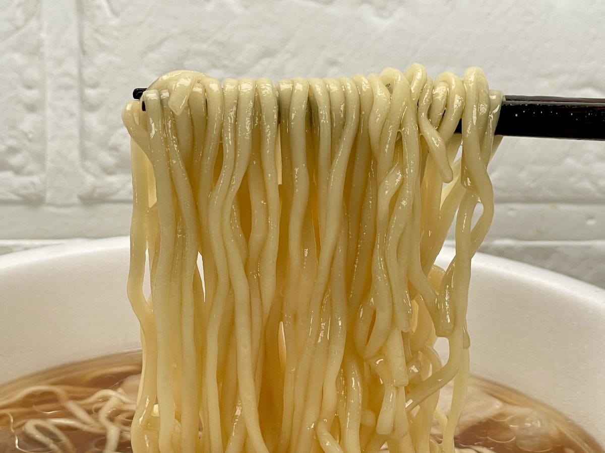 セブンイレブン
セブンプレミアムゴールド 飯田商店 わんたん入りしょうゆらぁ麺／東洋水産によるオリジナル特許製法のノンフライ生麺食感の麺に度肝を抜かれます。麺のツヤとコシが一段違う食感