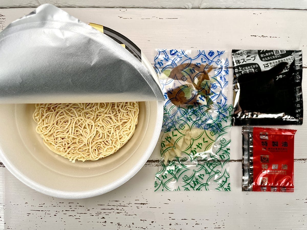 セブンイレブン
セブンプレミアムゴールド 飯田商店 わんたん入りしょうゆらぁ麺／中の人目線では、この価格でよくここまで高額な原材料を使ったなぁ〜という印象です。