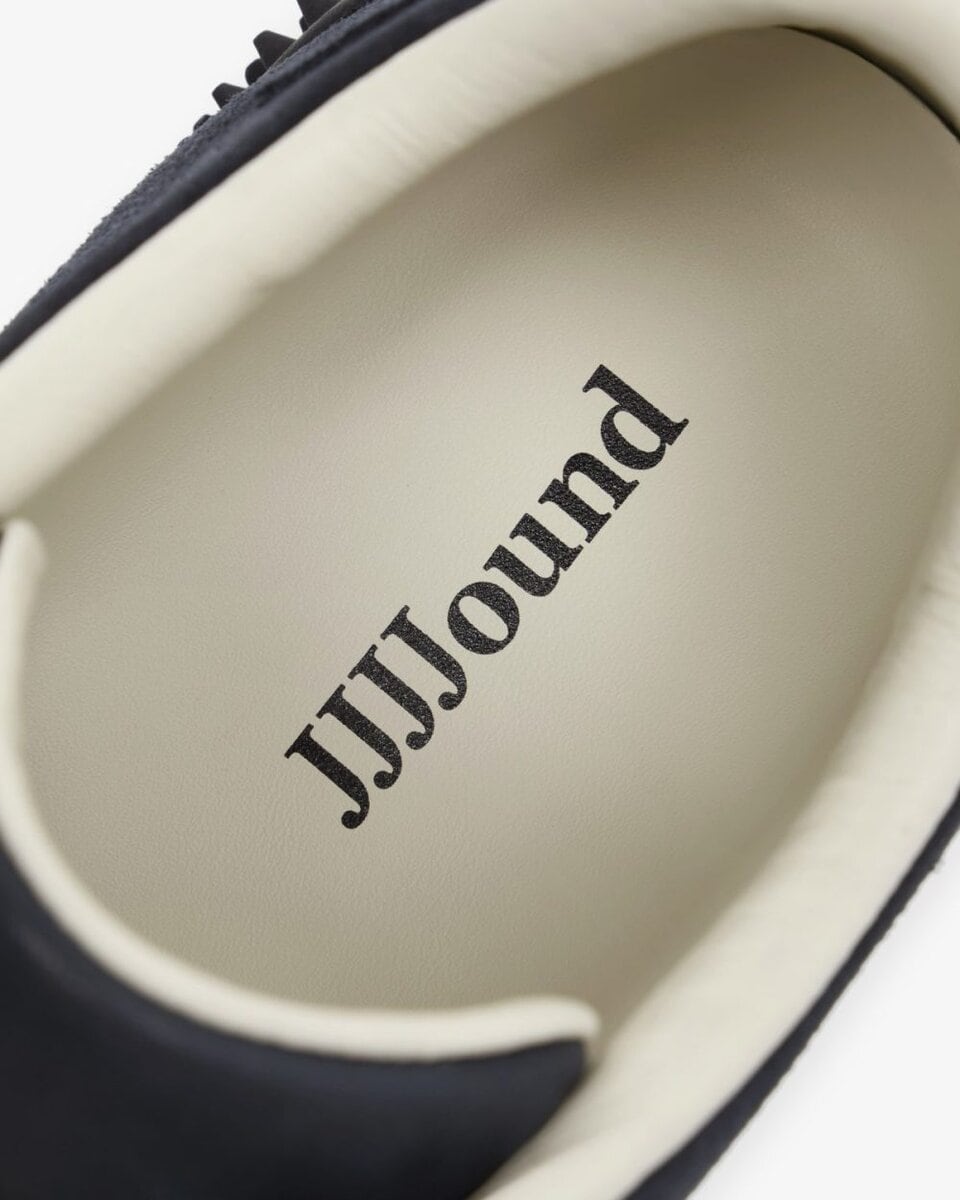 インソールにはJJJJoundのブランディングがあしらわれ、特別なコラボレーションモデルであることをさりげなく主張