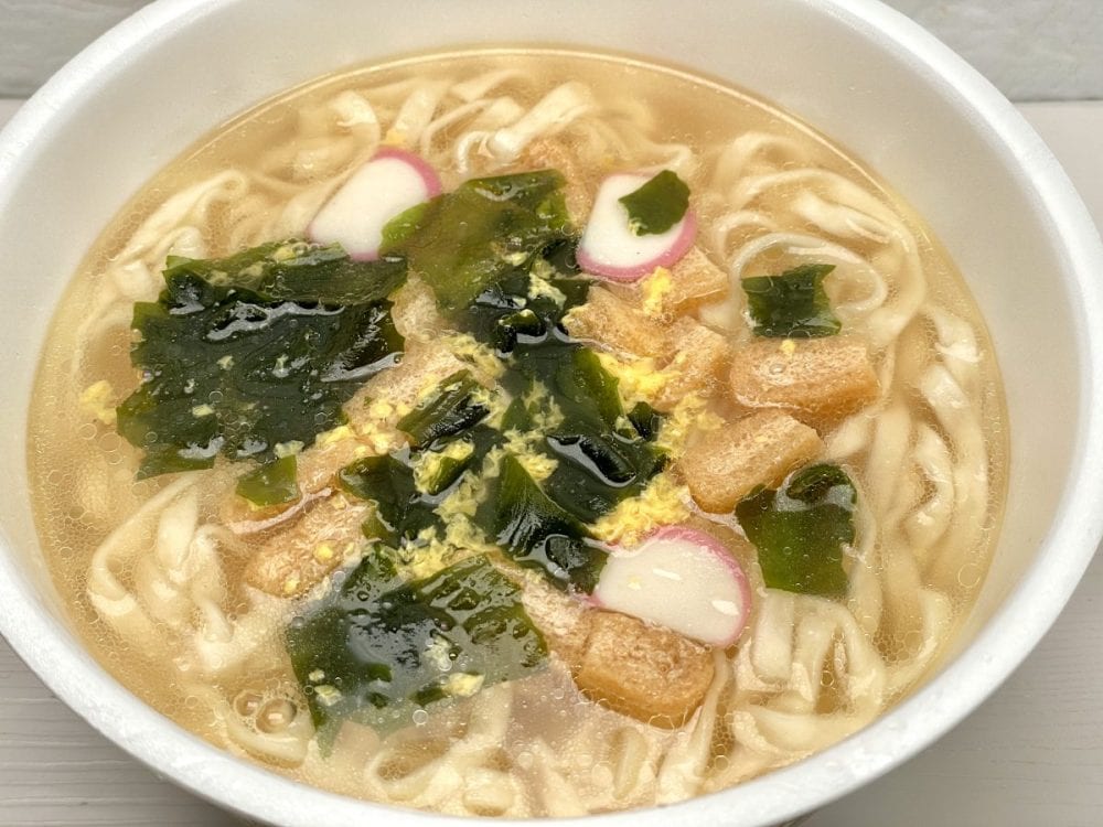 日清食品 日清のどん兵衛 特盛 重ね貝だし鶏塩うどん／旨味成分に注目した。鶏からくる動物性の旨み成分「イノシン酸」と海藻類の旨み成分「グルタミン酸」が合わさることで旨みの感じ方が5〜10倍に。そこへ貝だしの「コハク酸」という苦味や酸味と旨味が混ざり合うことで重厚かつ立体的な旨味を感じることができます