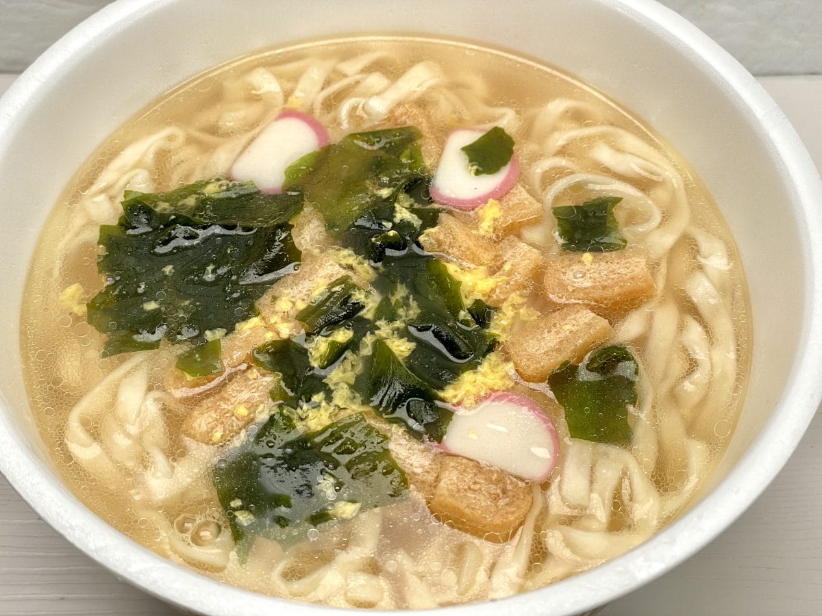 日清食品
日清のどん兵衛 特盛 重ね貝だし鶏塩うどん／旨味成分に注目した。鶏からくる動物性の旨み成分「イノシン酸」と海藻類の旨み成分「グルタミン酸」が合わさることで旨みの感じ方が5〜10倍に。そこへ貝だしの「コハク酸」という苦味や酸味と旨味が混ざり合うことで重厚かつ立体的な旨味を感じることができます