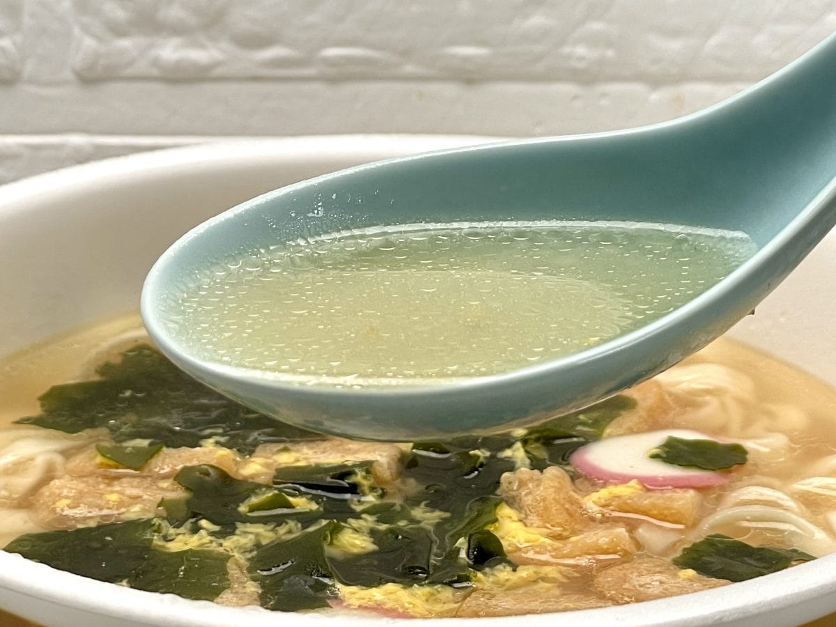 日清食品
日清のどん兵衛 特盛 重ね貝だし鶏塩うどん／あっさりとしながらもコクと深みを感じられる素材「貝」に注目したのは大正解