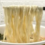 日清食品 日清のどん兵衛 特盛 重ね貝だし鶏塩うどん／麺はおなじみの日清どん兵衛の平打ち麺ですが、ここまであっさりベースの麺に合うとは思っていませんでした