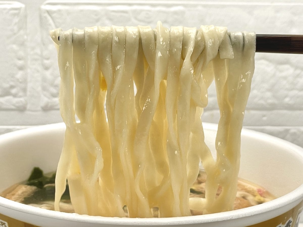 日清食品
日清のどん兵衛 特盛 重ね貝だし鶏塩うどん／麺はおなじみの日清どん兵衛の平打ち麺ですが、ここまであっさりベースの麺に合うとは思っていませんでした