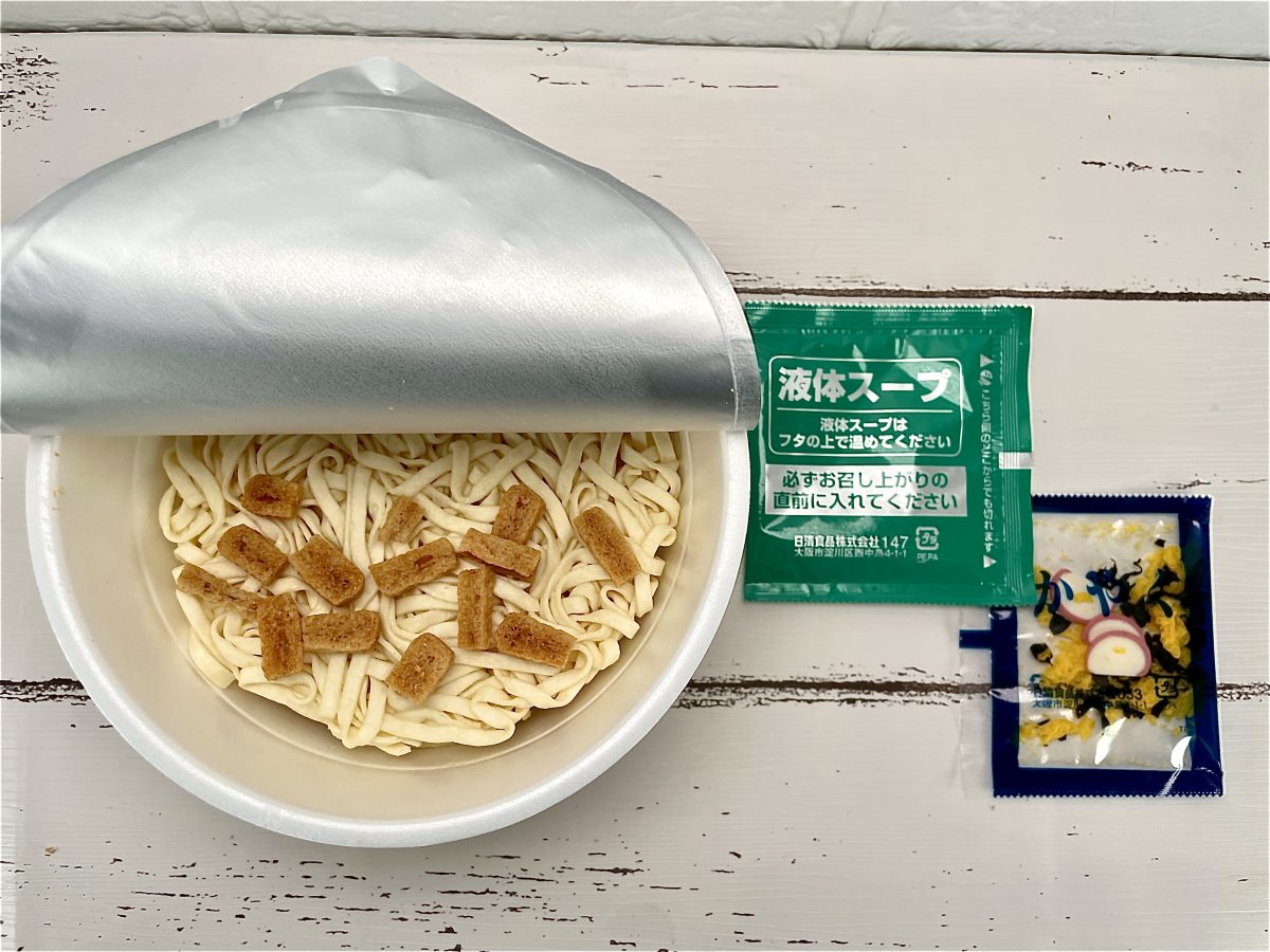 日清食品
日清のどん兵衛 特盛 重ね貝だし鶏塩うどん／あっさりとしながらもコクと深みを感じられる素材「貝」とボリューム感満載の「特盛」というキーワードから自信が伺えます
