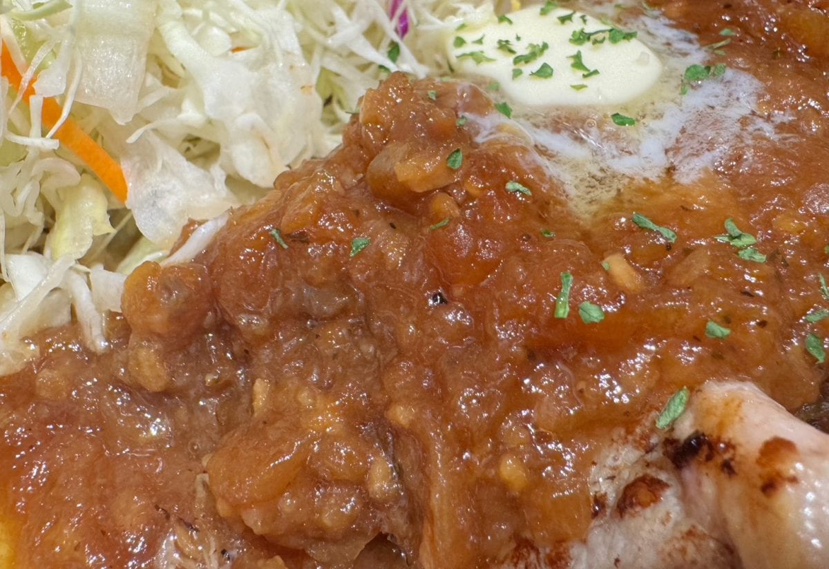 たっぷりかかった和風シャリアピンソースは、たまねぎとにんにくをじっくり煮詰めたというだけあって、食欲をそそる良い香り