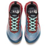 KEENの象徴的な、つま先にゆとりを持たせた広めの構造（ワイドフォアフット構造）により、自然な足指の広がりをサポート