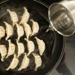「博多一風堂ひとくち餃子」をフライパンに並べたら、水を100cc注いだらフタを閉じ、強火のまま約3分半から4分加熱します