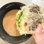 具付きの麺のレンチンが終わったらスープに入れるけど、勢いよく入るので要注意です！