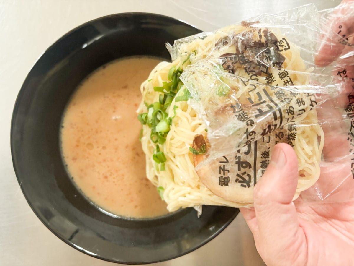 具付きの麺のレンチンが終わったらスープに入れるけど、勢いよく入るので要注意です！