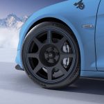 ボディカラー同色カラーストライプ付きのカーボンホイール