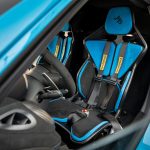 シートは専用2トーンデザインのSABELT製軽量フルカーボンモノコックバケットシート