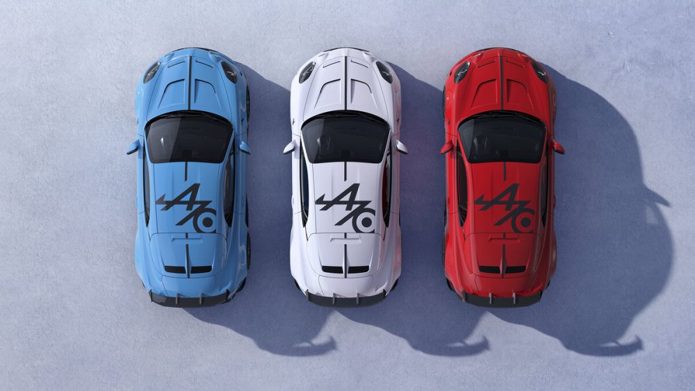 ルーフはカーボン地を残して70周年ロゴが描かれている