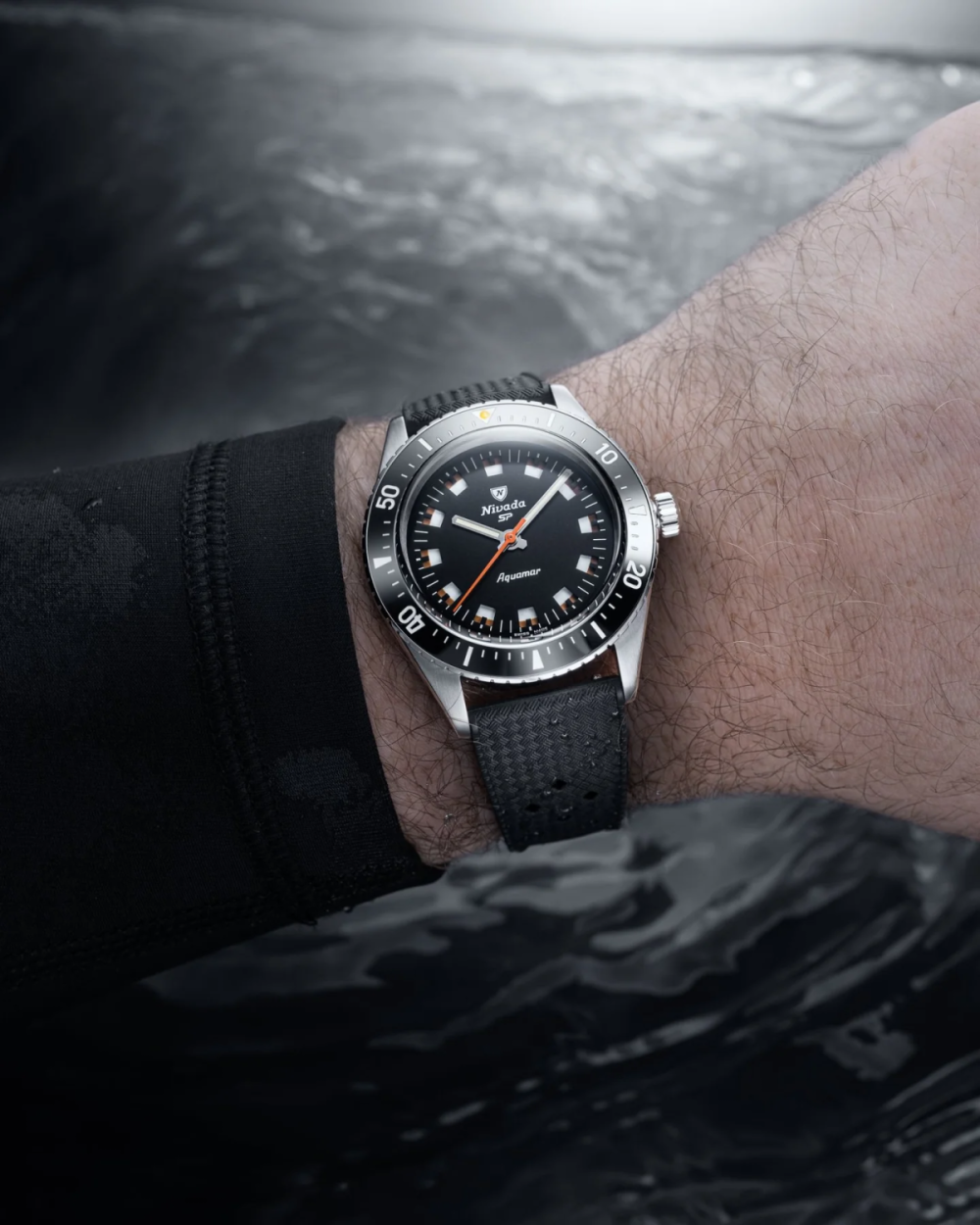 ニバダ・グレンヒェン「アクアマー」￥192,500／自動巻／38㎜径／パワーリザーブ約38時間／20気圧防水／グラファイトブラック