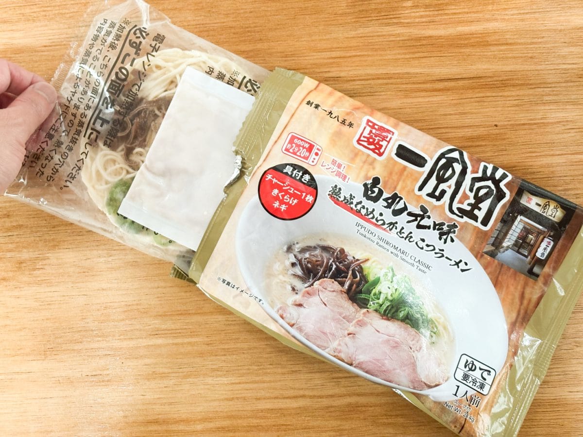 「博多一風堂白丸元味熟成なめらかとんこつラーメン」はパッケージを開けると、内袋に入った具付きの麺とスープのみです