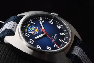 「ブルーインパルスの限定腕時計」“逆さの5”にファンもニヤける!? T-4運用30周年記念、ケンテックスの限定ミリタリーウォッチに注目