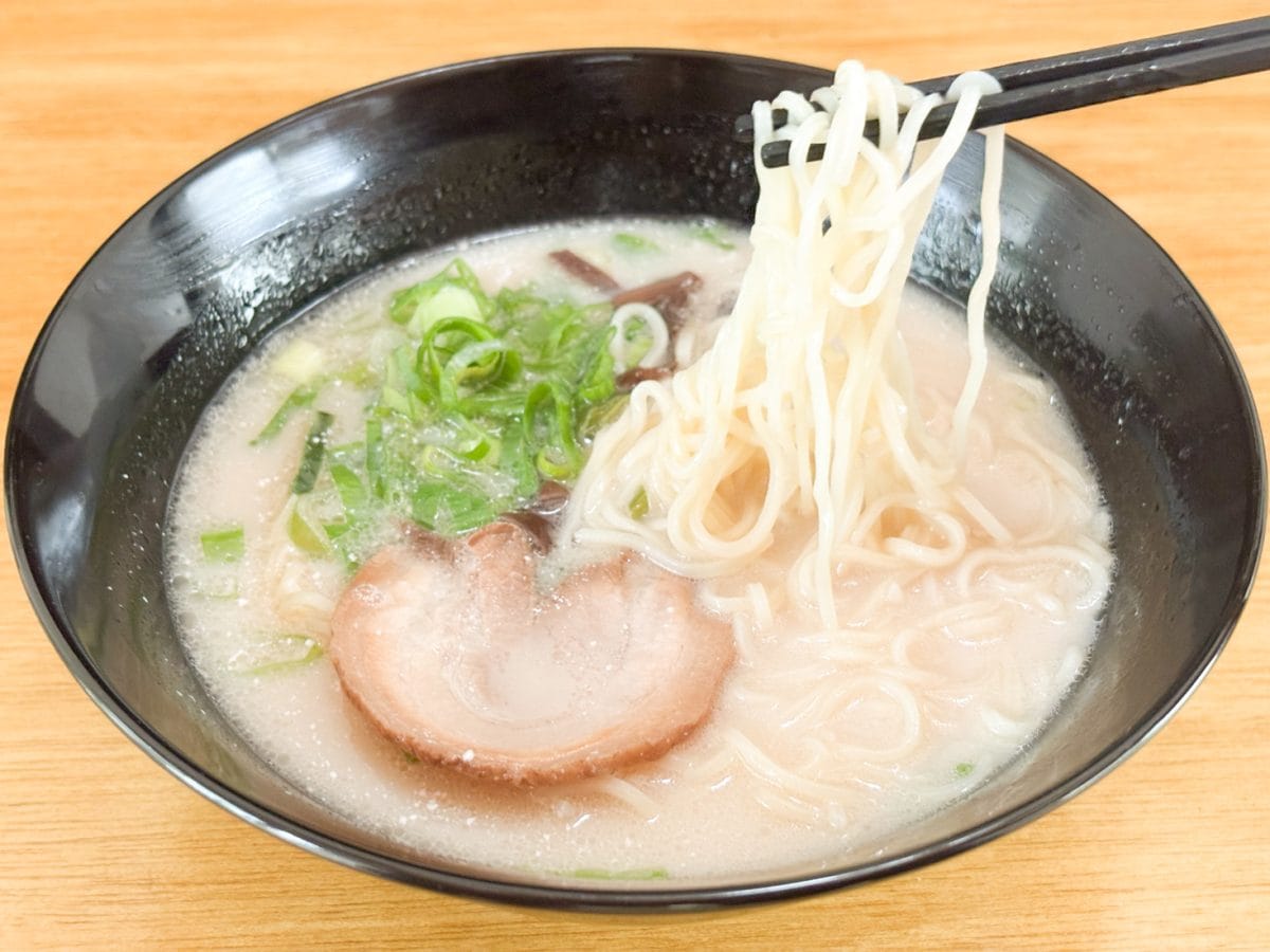 店で食べる白丸元味って、こんなにあっさりしてたかなあと思えるほどの優しい味わいの豚骨スープ