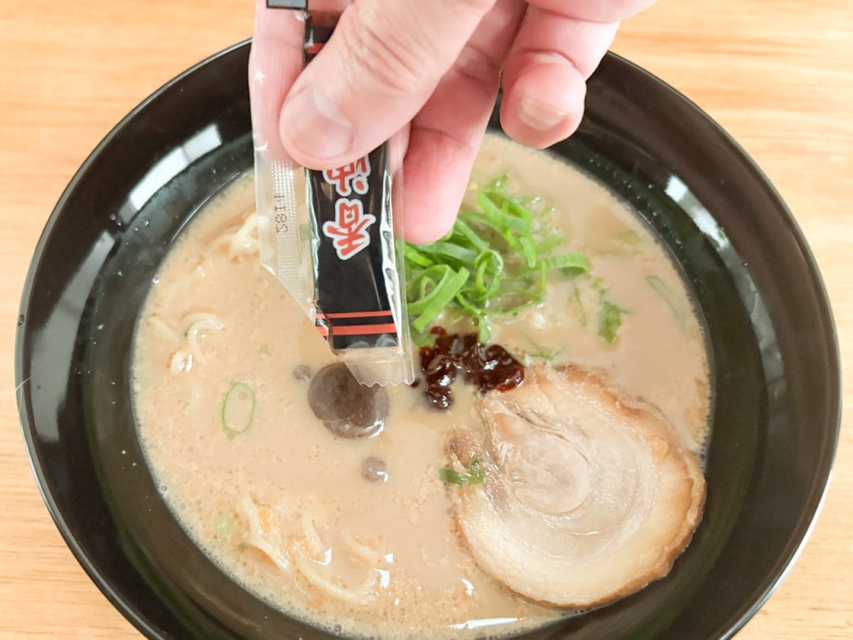 「博多一風堂赤丸新味濃厚コクとんこつラーメン」は、さらに香油を入れることでコクとパンチが生まれます