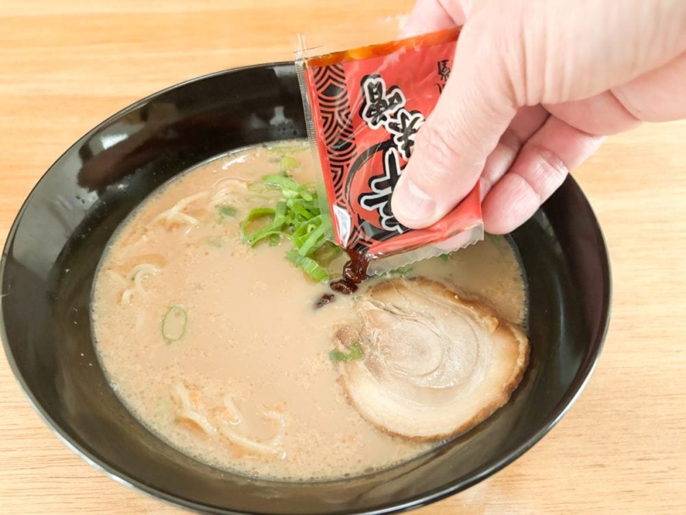 「博多一風堂赤丸新味濃厚コクとんこつラーメン」の味の決め手となる辛味噌を入れます