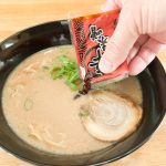 「博多一風堂赤丸新味濃厚コクとんこつラーメン」の味の決め手となる辛味噌を入れます