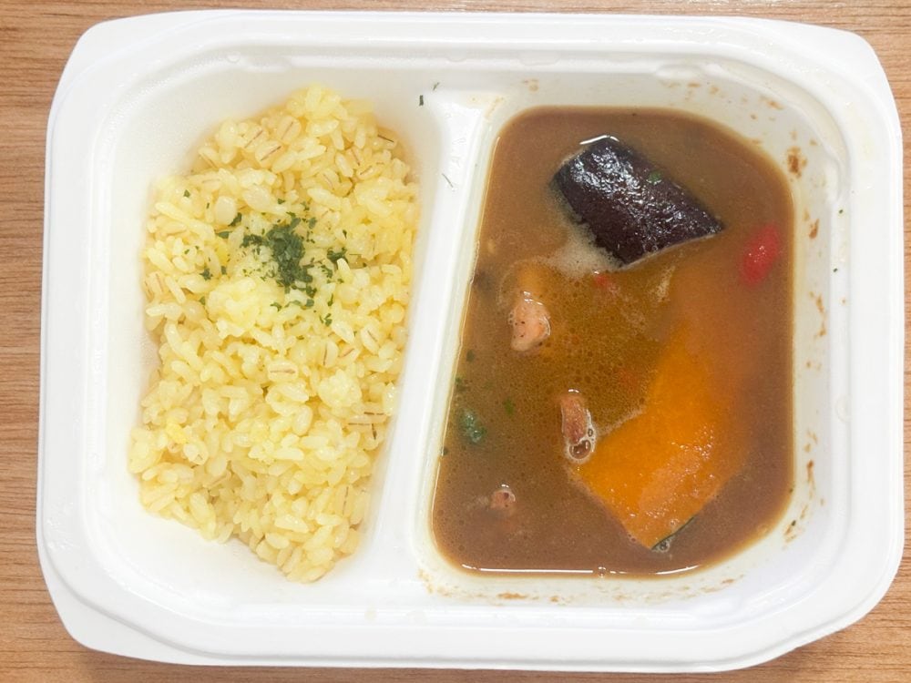 「13種のスパイス香る彩りスープカレー」のレンチン後は、かなり熱くなっているのでヤケドに気をつけながらトレイのフタをはがします