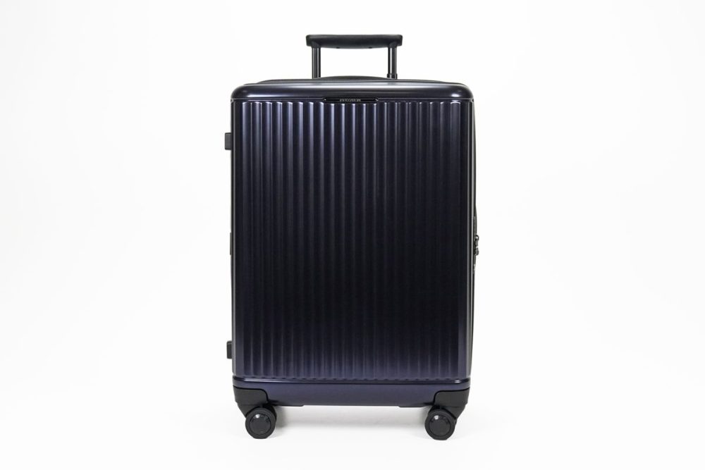 インリュウ（青墨）
「キャビン」￥154,000／H55×W36×D23㎝／3.6㎏／35ℓ
「チェックインM」￥176,000／H61×W43×D26㎝／4.2㎏／56ℓ
「トランクXL」￥198,000／H77×W44×D37㎝／5.6㎏／108ℓ