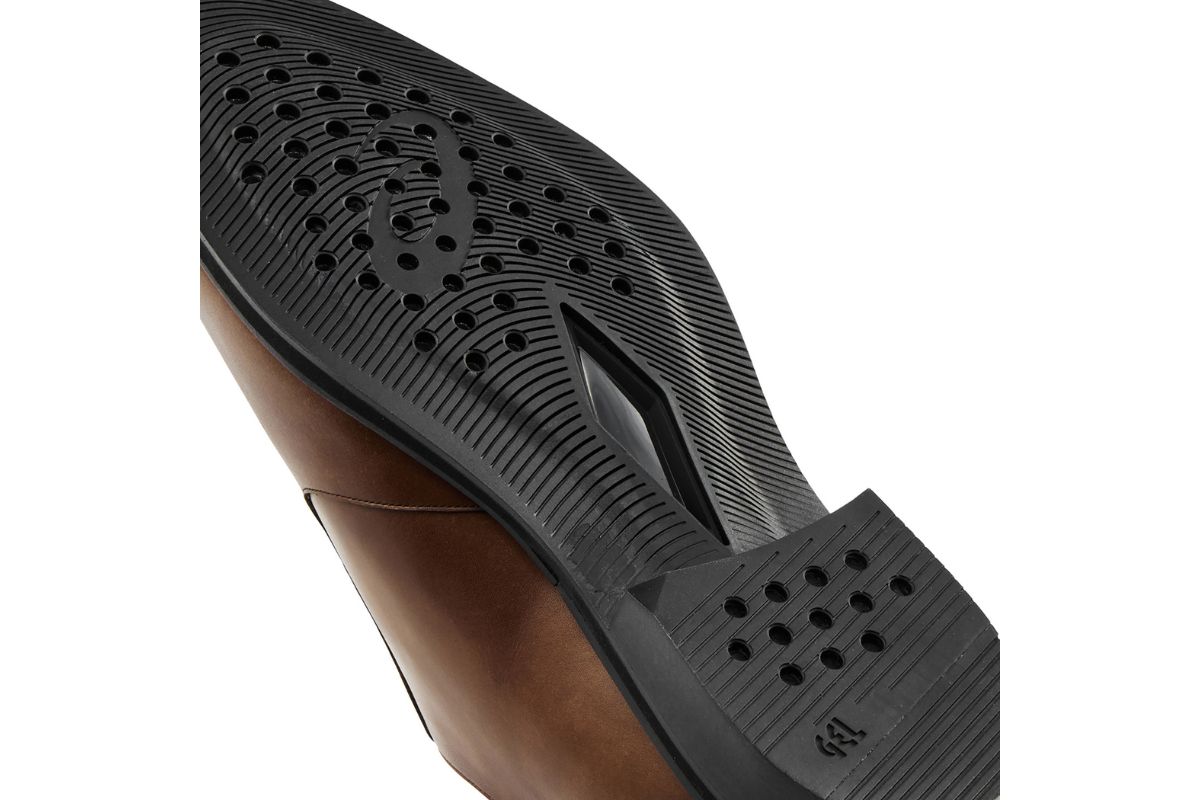 「RUNWALK 7 LS」と「RUNWALK 7 TS GTX」は、靴底の中部から前部にかけてY字型の樹脂製補強材を内蔵することで、歩行時の過度なねじれを抑制し、安定した歩行をサポート