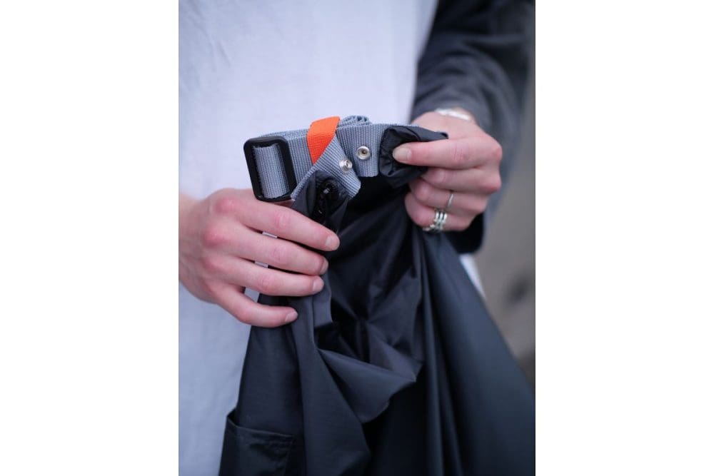 余ったストラップは付属のボムバンドでまとめられるなど、実用性にも配慮された仕上がりに。