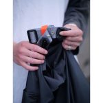余ったストラップは付属のボムバンドでまとめられるなど、実用性にも配慮された仕上がりに。