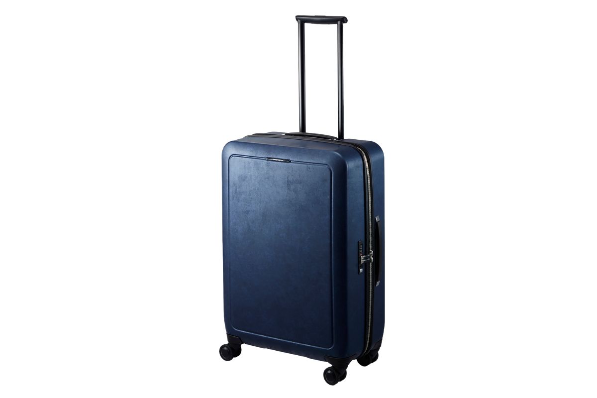 シスイ-F（鉄紺）
「コンチネンタルキャビン」￥176,000／H56×W39×D25㎝／4.5㎏／40ℓ
「チェックインL」￥198,000／H69×W47×D26㎝／5.4㎏／70ℓ
「チェックインXL」￥209,000／H77×W53×D28㎝／6.7㎏／99ℓ