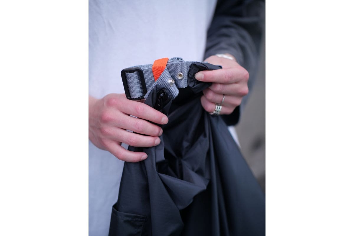 余ったストラップは付属のボムバンドでまとめられるなど、実用性にも配慮された仕上がりに